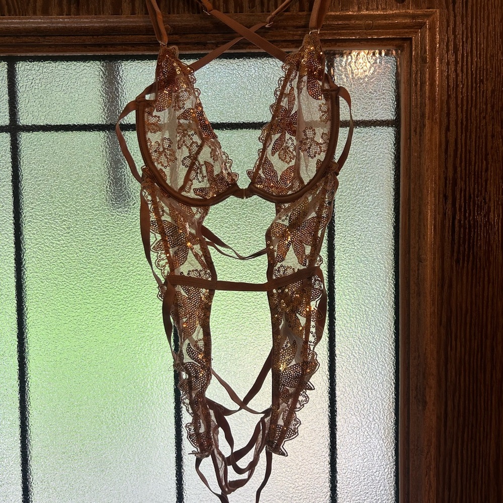 VICTORIA'S SECRET GOLD SEQUIN ZIGGY GLAM FLORAL EMBROIDERED CROTCHLESS TEDDY Sm - Picture 5 of 5